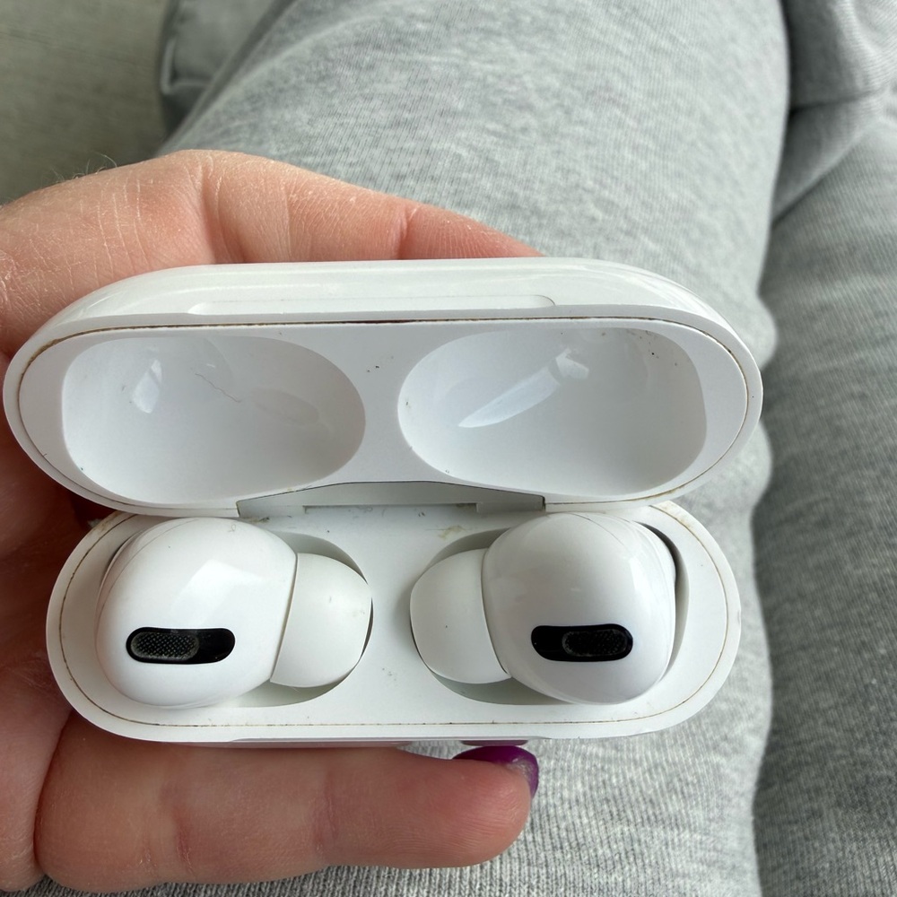 Apple AirPods Pro - LEFT WORKING, RIGHT DOES NOT Comes with Working Case